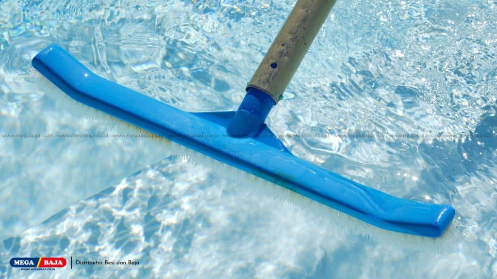 Membersihkan Kerak Dinding Menggunakan Pool Brush
