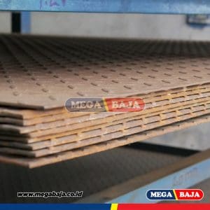 PLAT BORDES 1,20 M X 2,40 M - 5,70 mm
