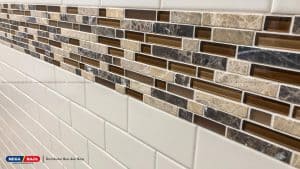 Gunakan Keramik Dinding dengan Motif Simple