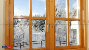 Jendela Double Hung di Belakang Tempat Tidur yang Memberikan Kesegaran