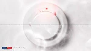 Memasang Alat Pendeteksi Asap