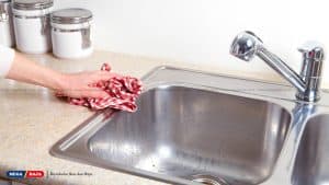 Membersihkan Wastafel