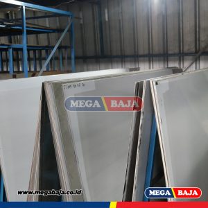 PLAT ESER HITAM KS 1,20 M X 2,40 M - 13,70 mm