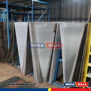 PLAT ESER HITAM KS 1,20 M X 2,40 M - 17,70 mm