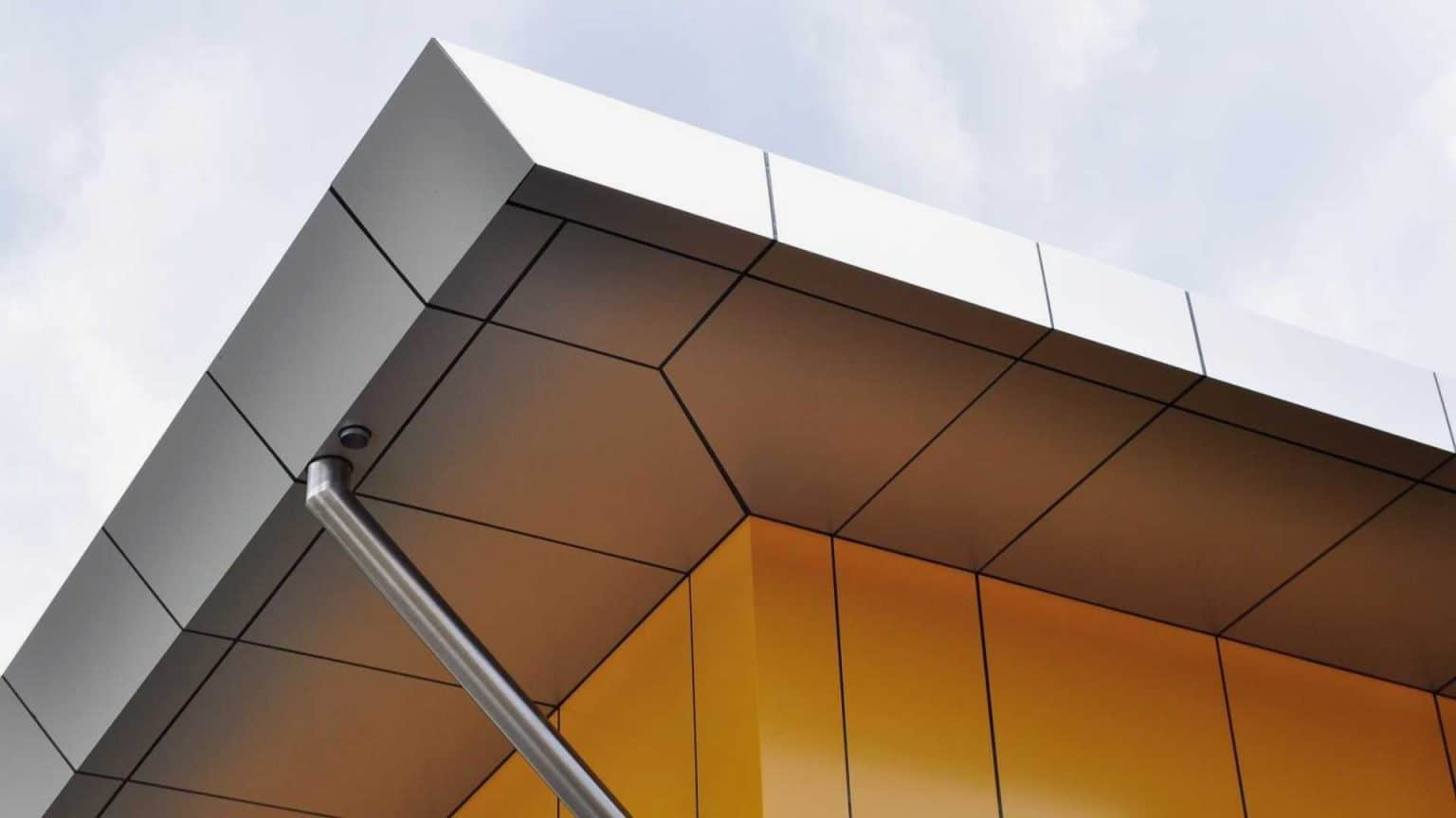 Mengenal Aluminium Composite Panel (ACP) dalam Desain dan Konstruksi Modern