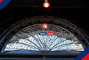 Mengenal Jendela Transom yang Tak Lekang Oleh Waktu