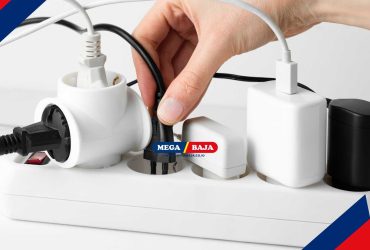 Menumpuk Steker di Stopkontak_ Hati-Hati Risiko Besar yang Mengintai Ini