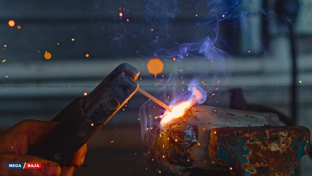 Dalam setiap sambungan baja yang kokoh, terdapat peran penting elektroda yang bekerja