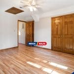 Serupa Tapi Tak Sama! Ini Perbedaan Pintu Kayu Solid dan Engineered