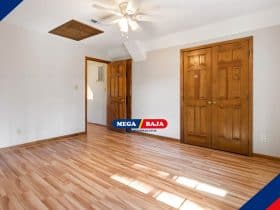 Serupa Tapi Tak Sama! Ini Perbedaan Pintu Kayu Solid dan Engineered