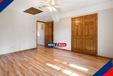 Serupa Tapi Tak Sama! Ini Perbedaan Pintu Kayu Solid dan Engineered