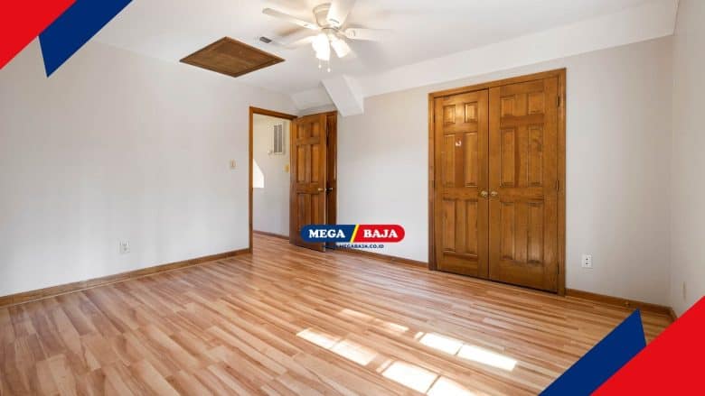 Serupa Tapi Tak Sama! Ini Perbedaan Pintu Kayu Solid dan Engineered