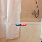 Bagaimana Cara Membersihkan Tirai Shower dan Kapan Perlu Diganti