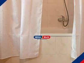 Bagaimana Cara Membersihkan Tirai Shower dan Kapan Perlu Diganti