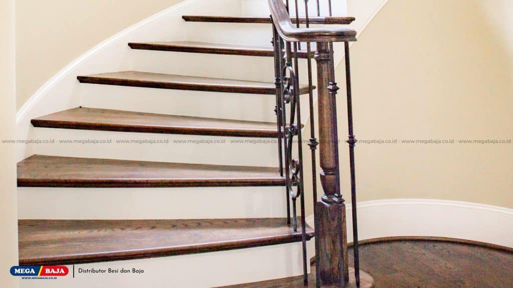 Penutup Tangga Kayu Keras