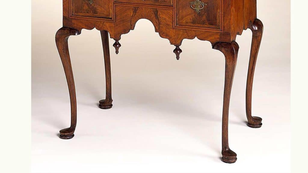 Kaki Gulir Flemish (Flemish Scroll Leg)