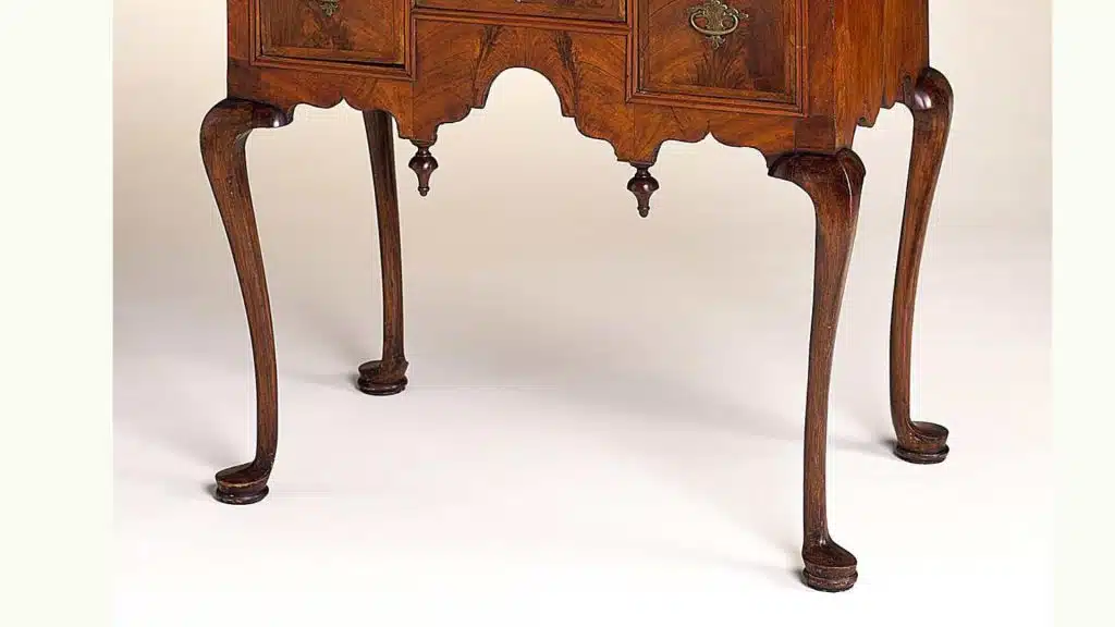 Kaki Gulir Flemish (Flemish Scroll Leg)