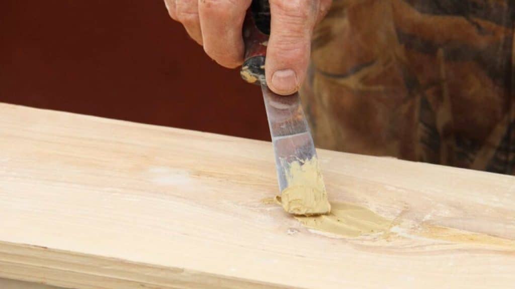 Mulai Menambal Kusen dengan Dempul