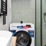 Kamar Mandi Multifungsi_ Shower, Laundry, dan Penyimpanan dalam Satu Ruang