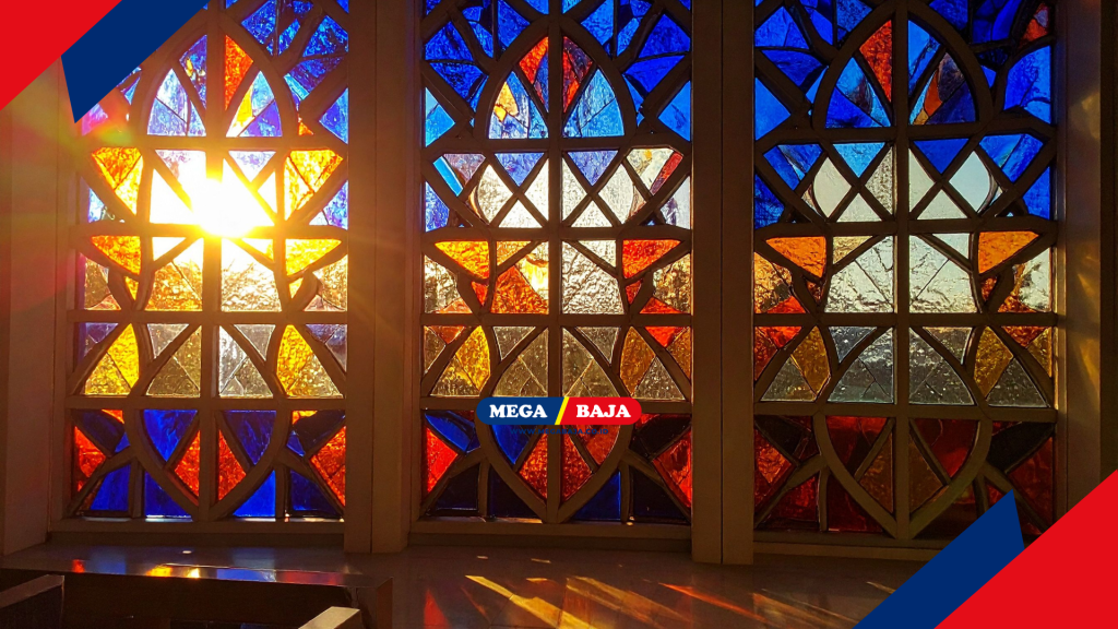 kaca patri di jendela rumah vintage dan persia