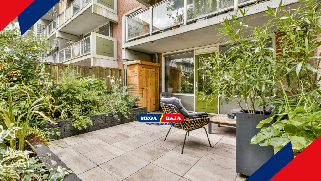 Kontras antara permukaan baja yang dingin dan tekstur kayu yang hangat menciptakan ketegangan artistik