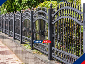 Penggunaan jenis emboss pada pagar besi memberikan dimensi visual yang lebih mendalam
