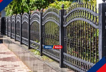 Penggunaan jenis emboss pada pagar besi memberikan dimensi visual yang lebih mendalam