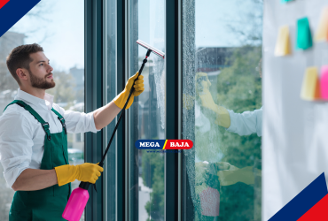Membersihkan Kaca Jendela