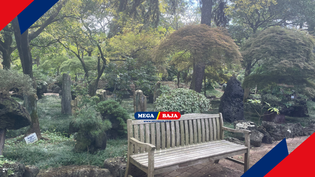 Perawatan rutin berupa pembersihan dari lumut yang berlebihan pada area logam akan menjaga kilau profesional dari struktur tersebut