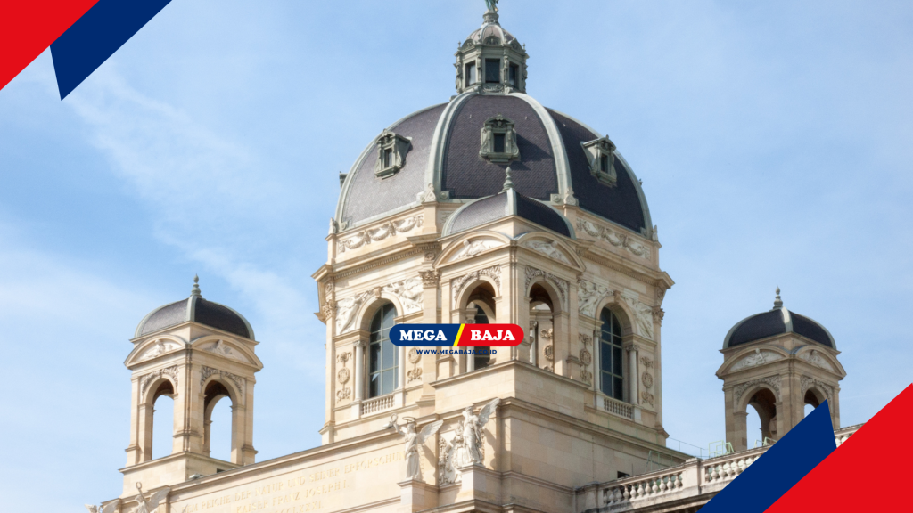 Finial menjadi elemen penting yang menyempurnakan keagungan bangunan sangat megah