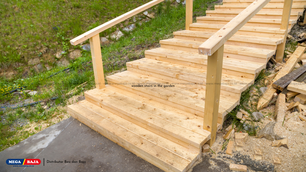 Tangga kayu di taman halaman rumah