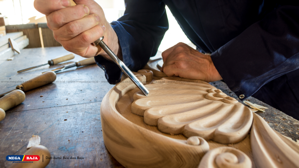 Seni dekoratif ukiran kayu di tunggul Pohon