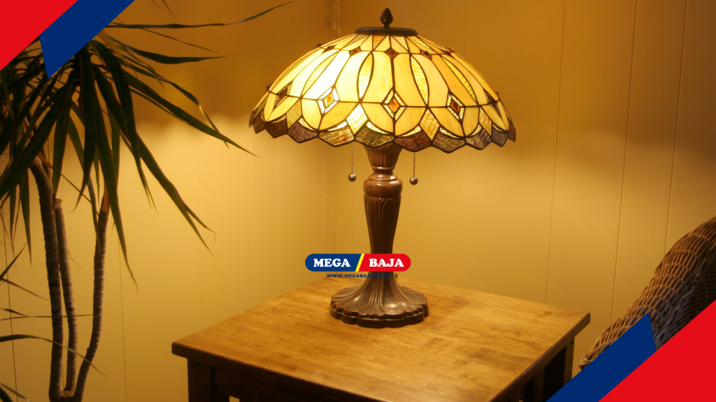 Sesuaikan warna kaca Tiffany dengan palet warna dinding ruangan