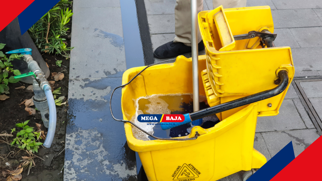 Proses Pembilasan Air Bersih Dalam Ember