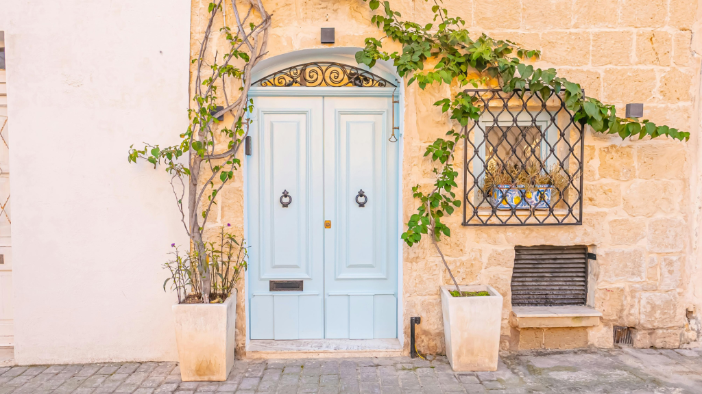 Pintu melengkung memberikan kesan klasik yang abadi.