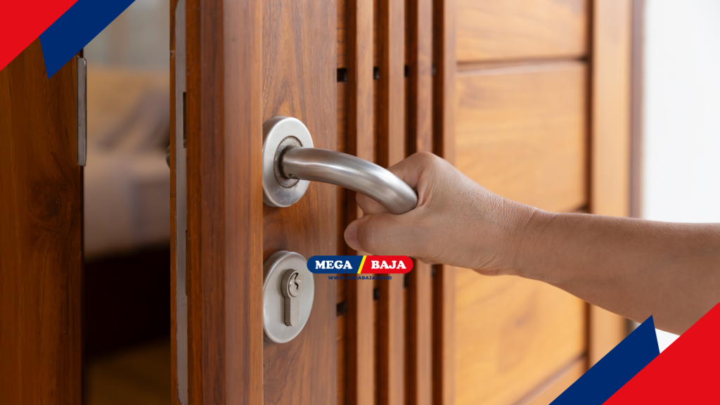 Debu, kotoran, dan air hujan akan lebih mudah terhalau jika pintu tidak terbuka ke arah luar