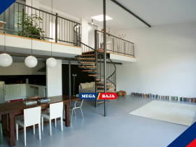 MEGA DECK : TRANSFORMASI RUANG MELALUI MATERIAL LANTAI DAN BAJA