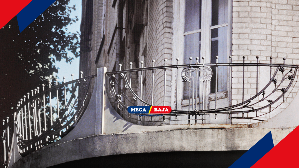 Menambahkan elemen besi nako pada balkon atau tangga memberikan kesan mewah yang tetap bersahaja