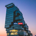PIXEL CAHAYA DI BANGKOK : MENYINGKAP KEINDAHAN VERTIKAL KING POWER MAHANAKHON
