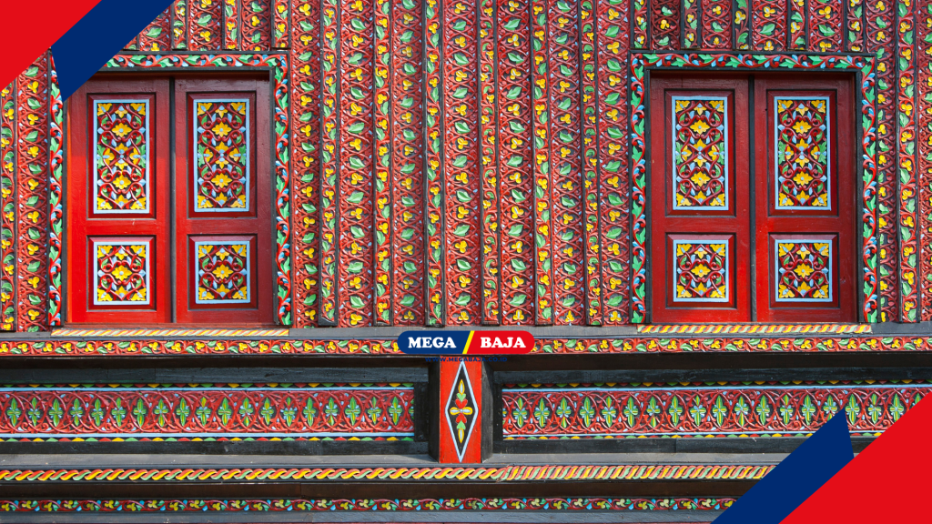 Hampir seluruh permukaan dinding luar Rumah Gadang dipenuhi dengan motif alam