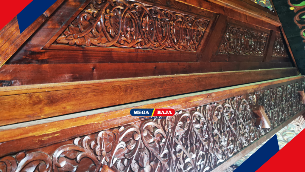 umah Gadang dipenuhi dengan ukir kayu motif alam
