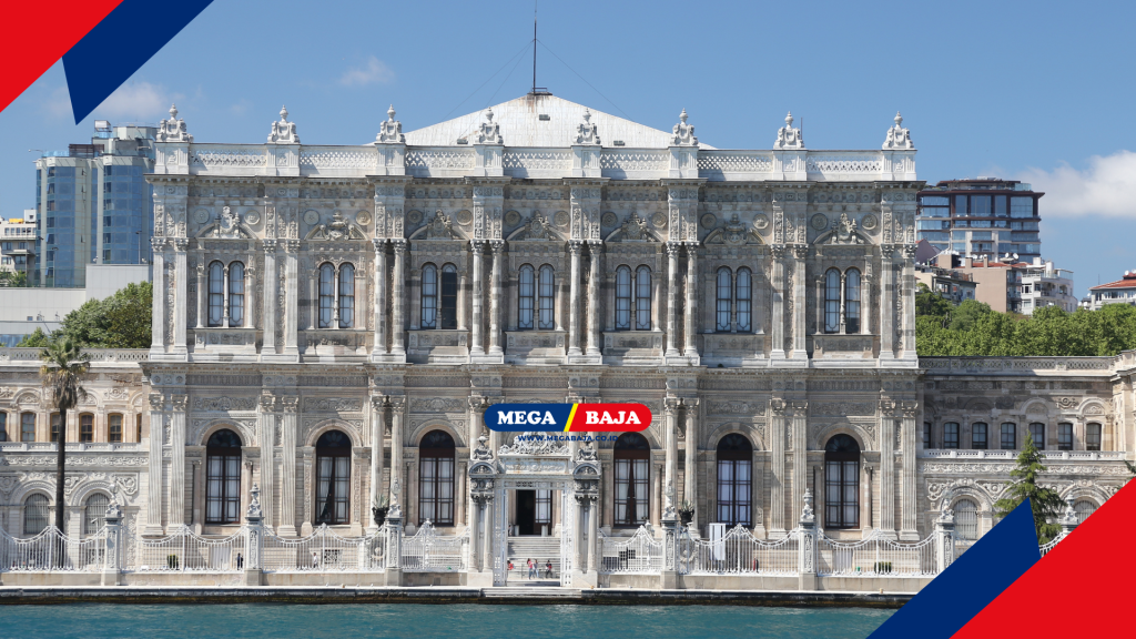 Lokasi Istana Dolmabahce yang berada tepat di bibir pantai