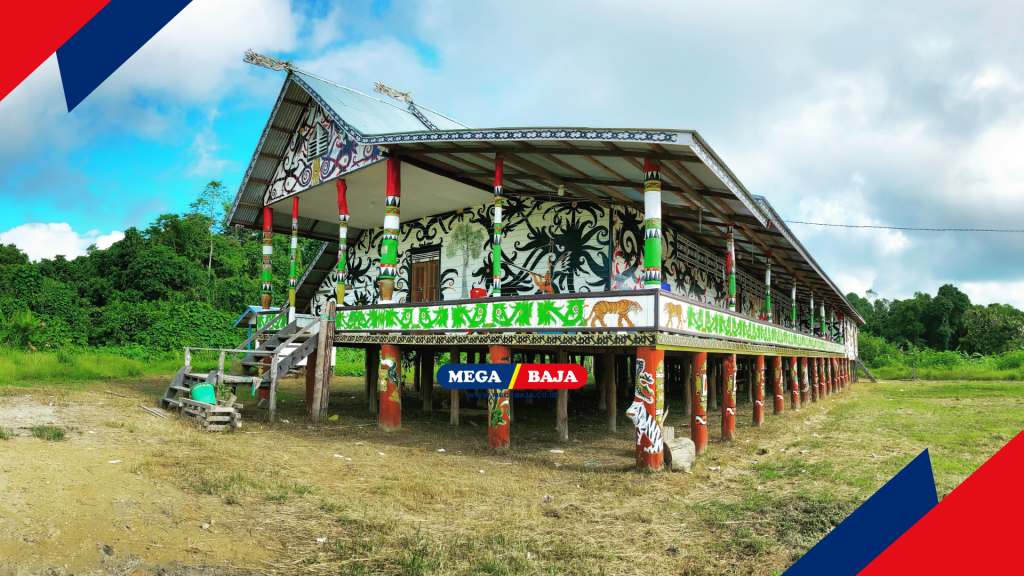 Keanggunan Material Kayu Pada Rumah Lamin
