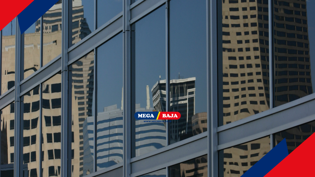 perpaduan antara kaca modern dan dinding vinil menciptakan kontras yang menarik