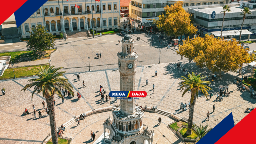 Menara Jam Izmir berfungsi sebagai landmark yang membagi arus lalu lintas manusia