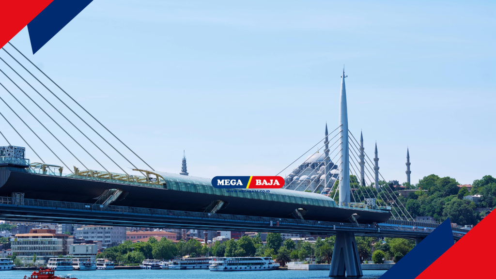 Pesona Klasik Jembatan Galata Tanduk Emas