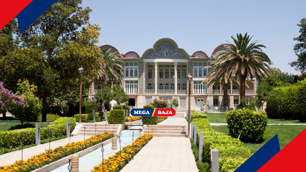 Istana Iran di Shiraz dengan pepohonan rindang