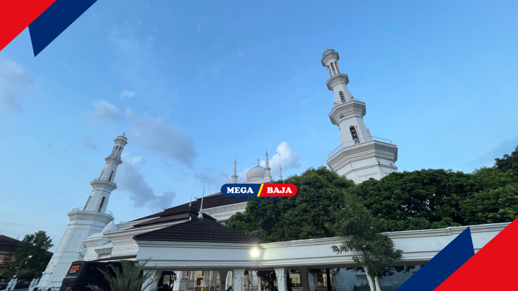 Arsitektur Masjid Agung membawa kita pada perjalanan spiritual yang menenangkan