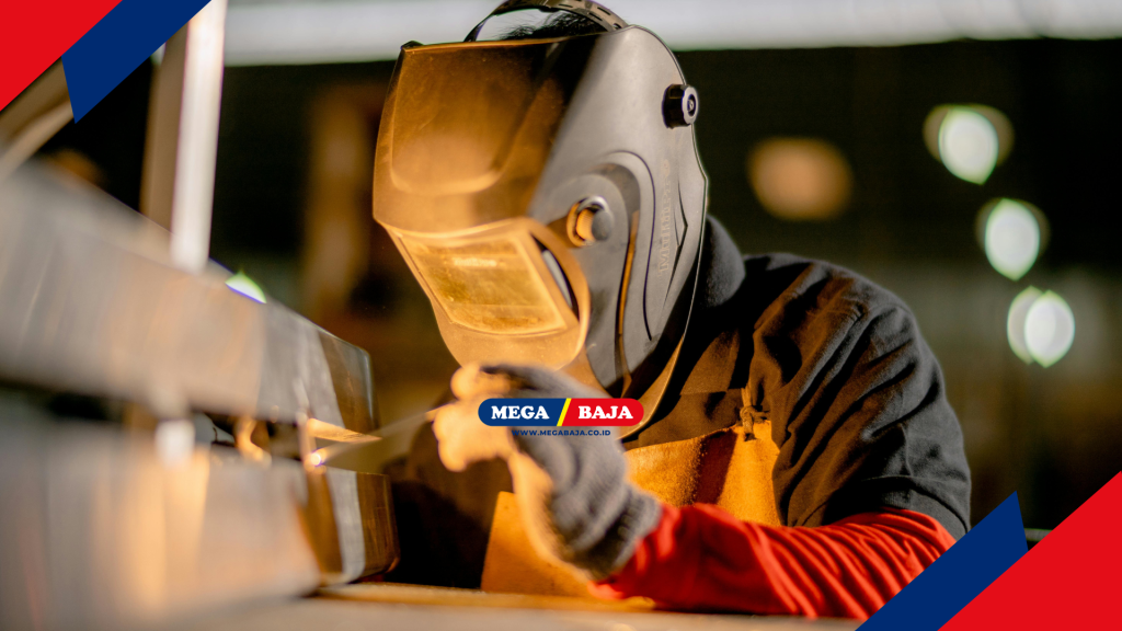 Welder sedang mengelas