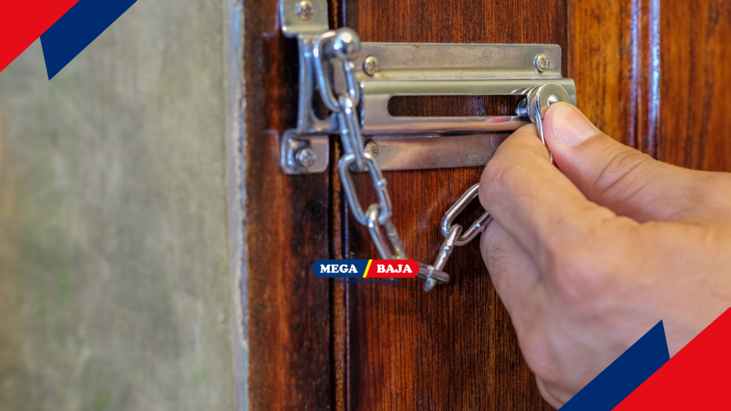 Alat keamanan tambahan seperti rantai pintu